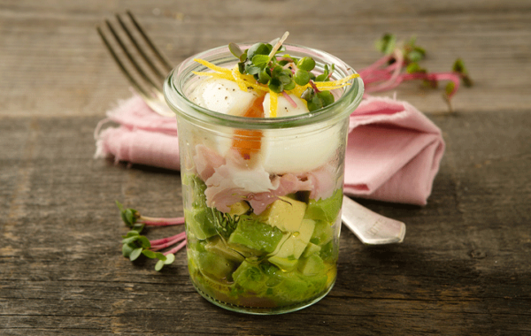 Ei im Glas auf Schinken-Avocado-Bett