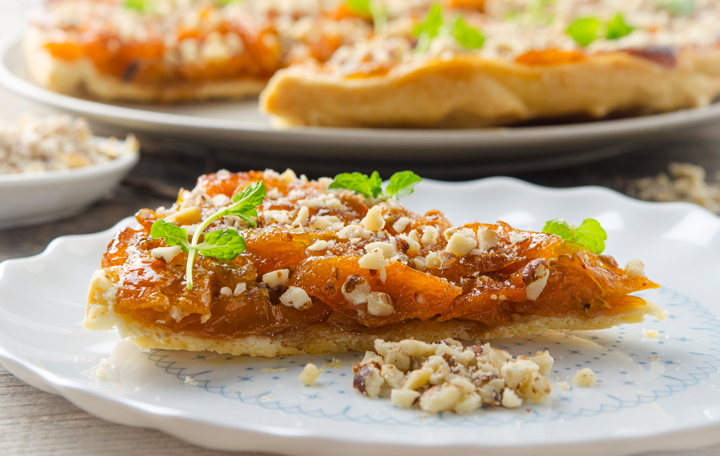 Tarte Tatin mit karamellisierten Kumquats, Vanille und Haselnuss