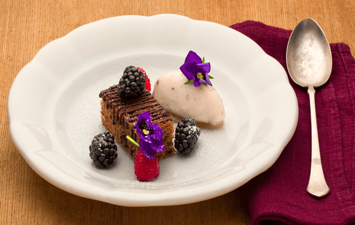 Zitronen-Veilchen-Sorbet mit Schokoladebiskuits