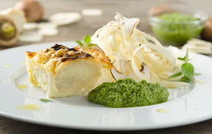 Petersilienwurzelgratin mit Cremechampignons und Petersilpesto