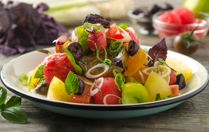 Salat mit Paradeiserraritäten, Wassermelone und Oliven