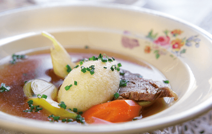 Rindsuppe mit Grießnockerl und Gemüse