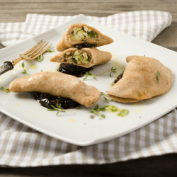 Zucchini-Tofu-Teigtaschen mit rotem Zwiebel-Chutney (vegan)