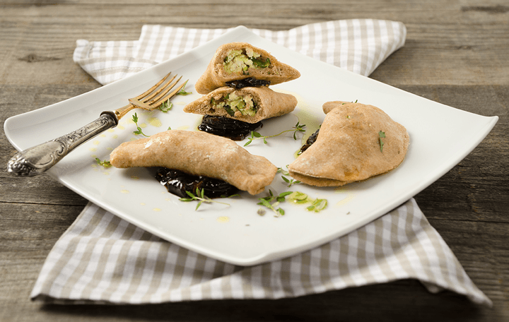 Zucchini-Tofu-Teigtaschen mit rotem Zwiebel-Chutney (vegan)