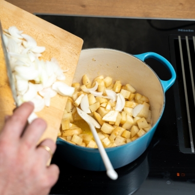 Peterwurzencremesuppe mit Speck-Datteln Marcel Drabits Ja! Natürlich