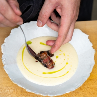 Peterwurzencremesuppe mit Speck-Datteln Marcel Drabits Ja! Natürlich