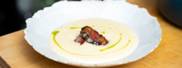 Peterwurzencremesuppe mit Speck-Datteln