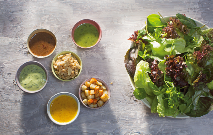 Salatbar mit Knusper und Dressings