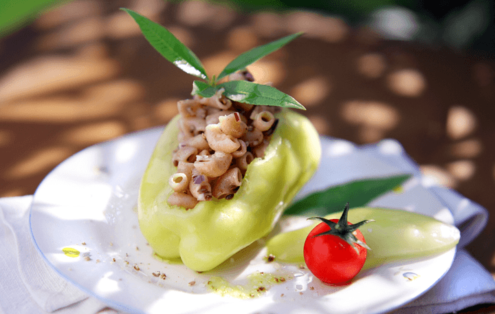 Paprika mit Hörnchensalat gefüllt und Zitronenaroma