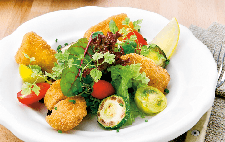 Backhendlsalat mit gebratenen Zucchini und Paradeisern