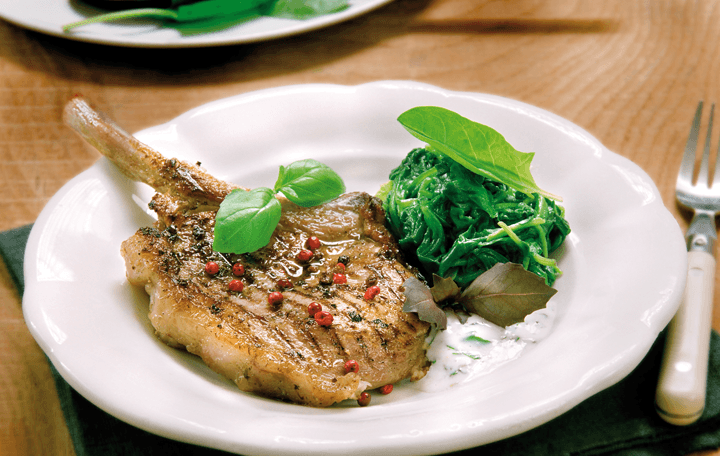 Mariniertes Kalbskotelett gegrillt mit Basilikum-Joghurtsauce