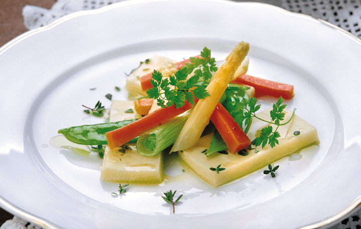 Marinierter Sennkäse mit pikantem Gemüsesalat