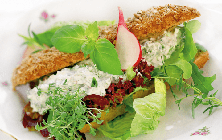 Salatpaste mit Vollkornriegel und Kräutern
