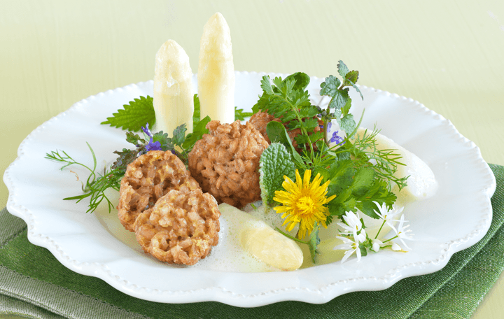 Knusprige Dinkelknödel mit mariniertem weißen Spargel und Frühlingskräutern
