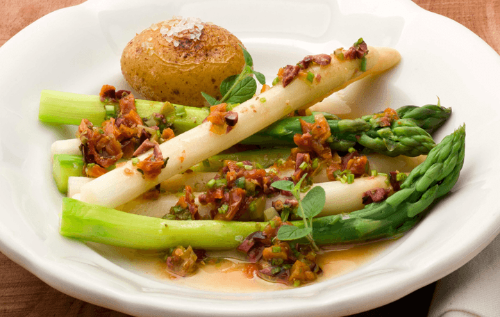 Spargel in Oliven-Paradeiser-Vinaigrette