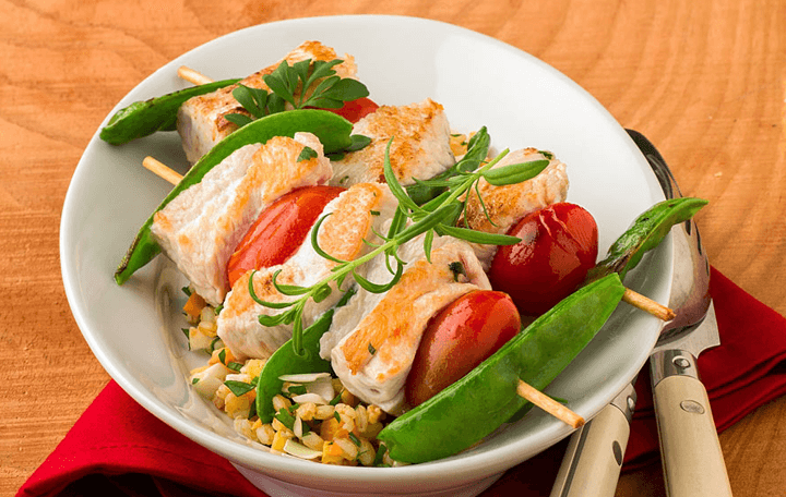 Kleine Putenspieße mit Dinkelreis und Wurzelgemüse | Rezept – Ja! Natürlich
