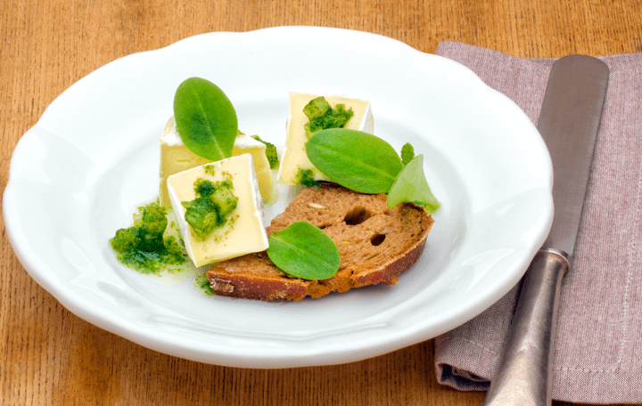Camembert mit Borretsch und Sonnenblumenöl mariniert