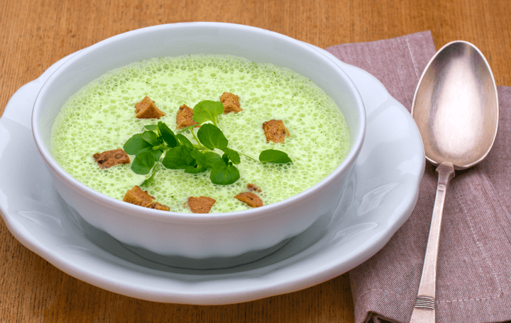 Schaumsüppchen von der Brunnenkresse mit geröstetem Kornspitz