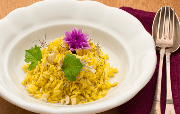 Basmatireis mit Curryaroma und Dahlie