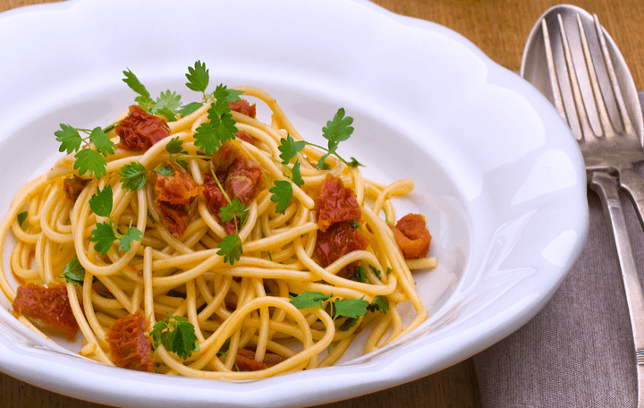 Spaghetti mit Pimpernelle, Olivenöl und getrockneten Paradeisern