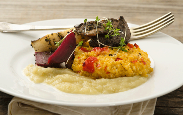 Gegrillte Kräuterseitlinge auf Zwiebelpüree mit süß-sauer eingelegten Roten Rüben