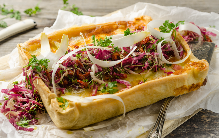 Quiche vom weißen Spargel mit Radicchio-Tomaten-Salat