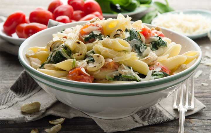Penne mit cremigem Babyspinat, Kirschtomaten und Cashews