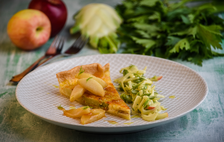 Fencheltarte mit Apfel-Fenchelsalat und karamellisierten Äpfeln
