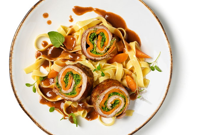 Bio-Rindsrouladen mit Bandnudeln und Karotten