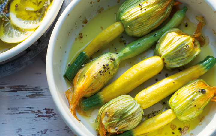 Pochierte Dorade in Zitronenöl mit gefüllten Zucchiniblüten