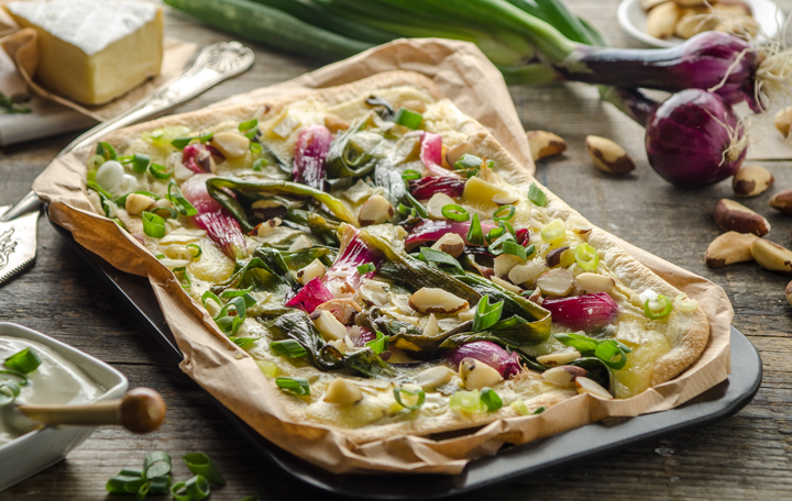 Flammkuchen mit roter Jungzwiebel, Brie und Paranüssen