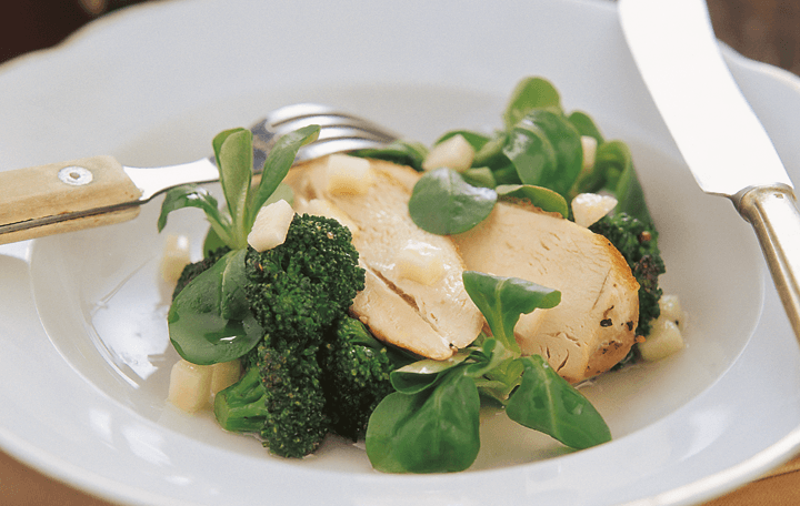 Gebr. Brokkoli in Apfelvinaigrette mit knuspriger Hendlbrust