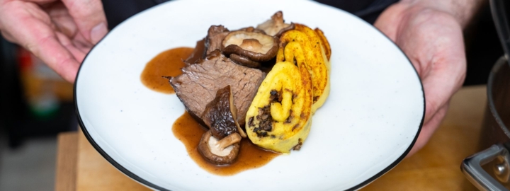 Geschmortes Bio-Weidejungrind mit Erdäpfel-Pilz Roulade