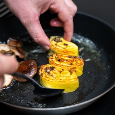 Geschmortes Weidejungrind mit Erdäpfel Pilz Roulade Marcel Drabits Ja! Natürlich