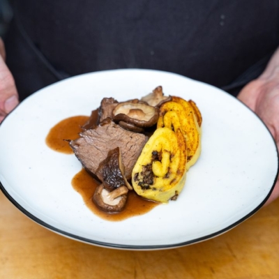 Geschmortes Weidejungrind mit Erdäpfel Pilz Roulade Marcel Drabits Ja! Natürlich