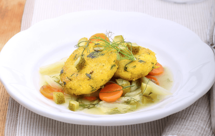 Gurkenpuffer mit Karotten-Fenchelsauce