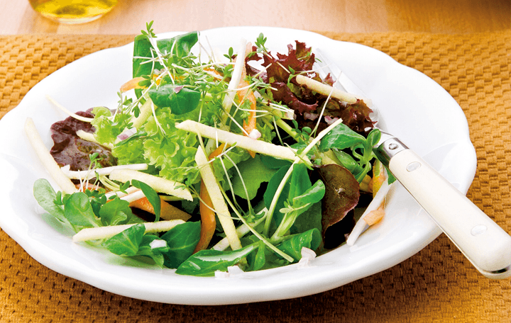 Herbstlicher Salat mit Apfelessig und Sonnenblumenöl