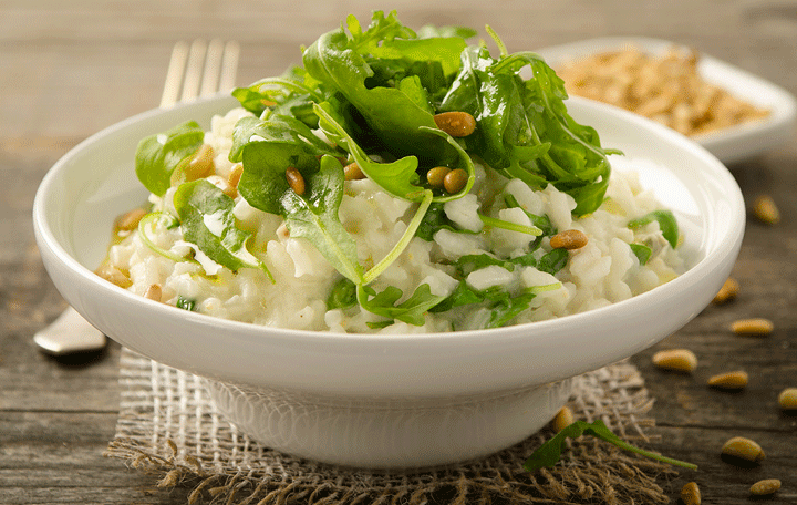 Risotto mit Bergkäse, Pinienkernen und Rucola