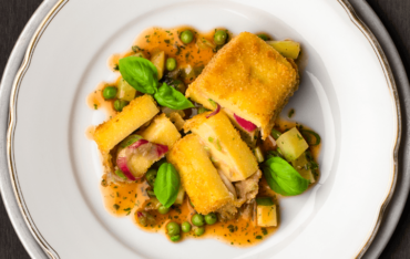 Polentaschnitten mit Zucchini-Erbsen-Ragout