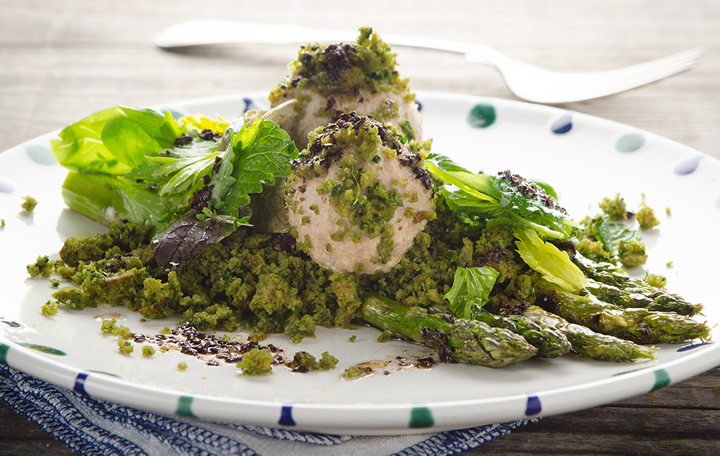 Nuss-Topfen-Knödel mit gegrilltem grünen Spargel