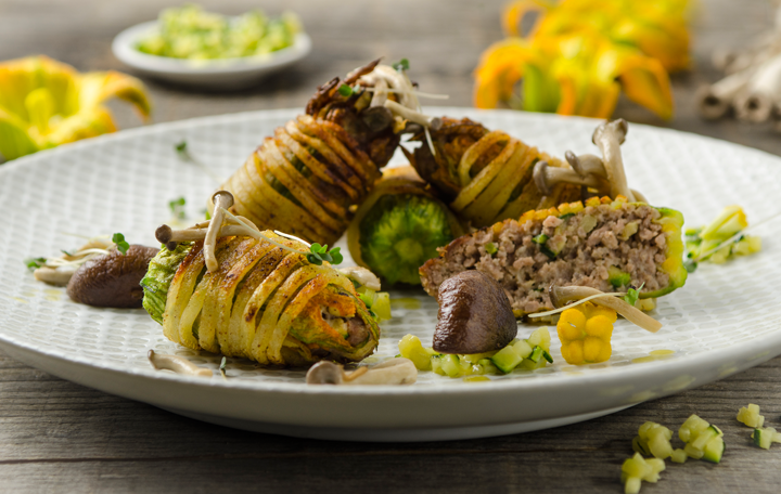 Gefüllte Zucchiniblüten mit Rinderfaschiertem, Pilzen und Frischkäse-Kren-Dip