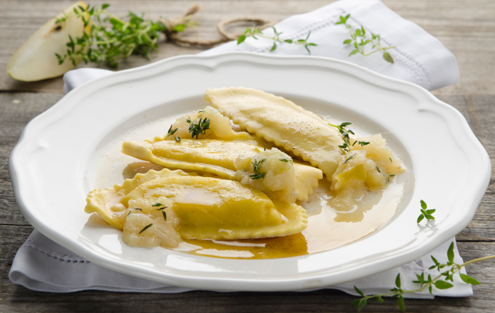 Schafsfrischkäse-Ravioli mit Nussbutter und geschmorten Birnen