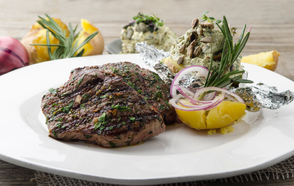 Bio-Weidejungrind-Steaks mit Ofenkartoffel & Dip