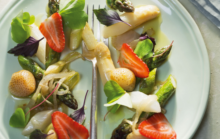Spargelsalat mit Erdbeeren und Waldsauerklee