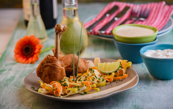 Knusprige Wiesenhendlkeulen mit Rübensalat und Miso-Mayonnaise