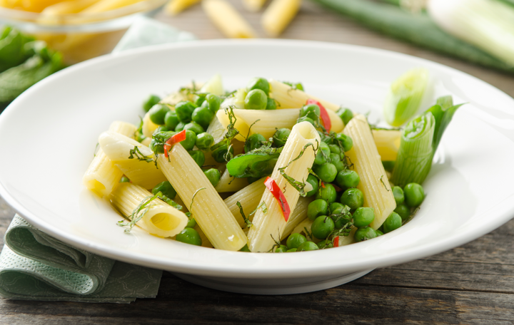 Penne mit Bio-Jungzwiebel, Erbsen und Minze