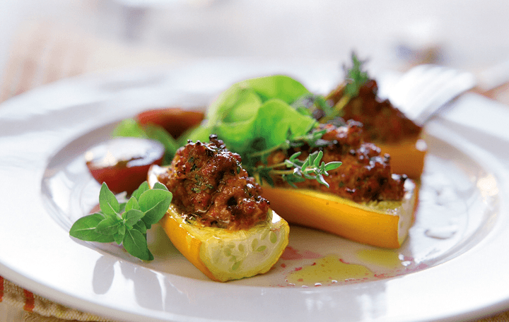 Gefüllte Zucchini mit kleinem Salat | Rezept – Ja! Natürlich