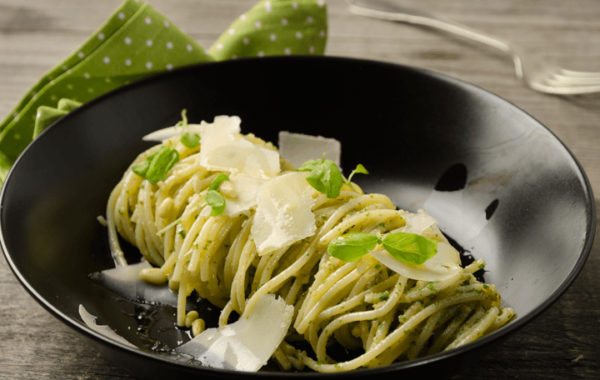 Selbstgemachtes Pesto aus Karotten-Grün mit Ofengemüse | Rezept