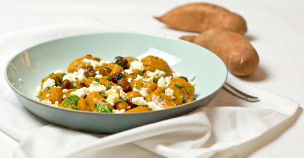 Süßkartoffelgnocchi mit Haselnüssen und Feta