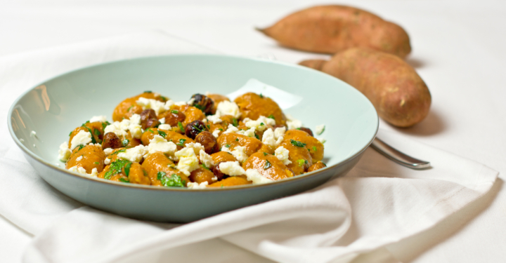 Süßkartoffelgnocchi mit Haselnüssen und Feta